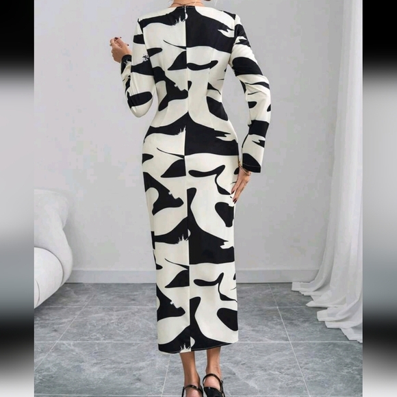 Elegant Women's Long Sleeve Black & Beige Geometric Print Crew Neck - Picture 4 of 4